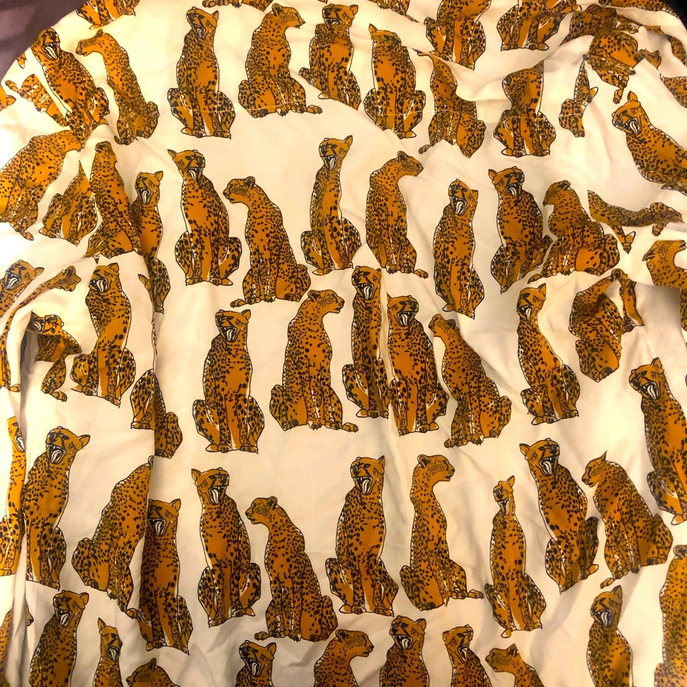 Women’s medium leopard 🐆 button up the fit run’s smaller in size